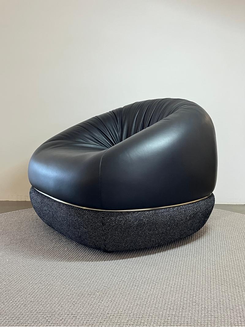 【Brand】Italian‑Style Minimalist Leisure Chair, Modern Fabric Upholstered Accent Armchair, Soft Cushioned Single Sofa Chair with Matte Metal Frame for Reading Nook & Luxury Home
