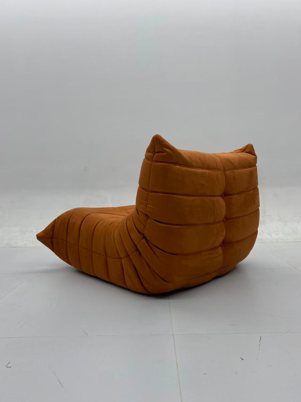 【Brand】Caterpillar Lounge Chair, Modern Fabric Upholstered Accent Chair, Segmented Pleated Frameless High‑Density Foam Leisure Chair for Reading Nook & Luxury Home